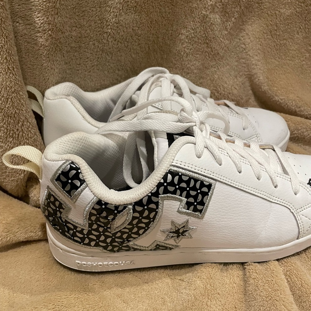 Women’s DC leather sneakers, size 8, NWOT